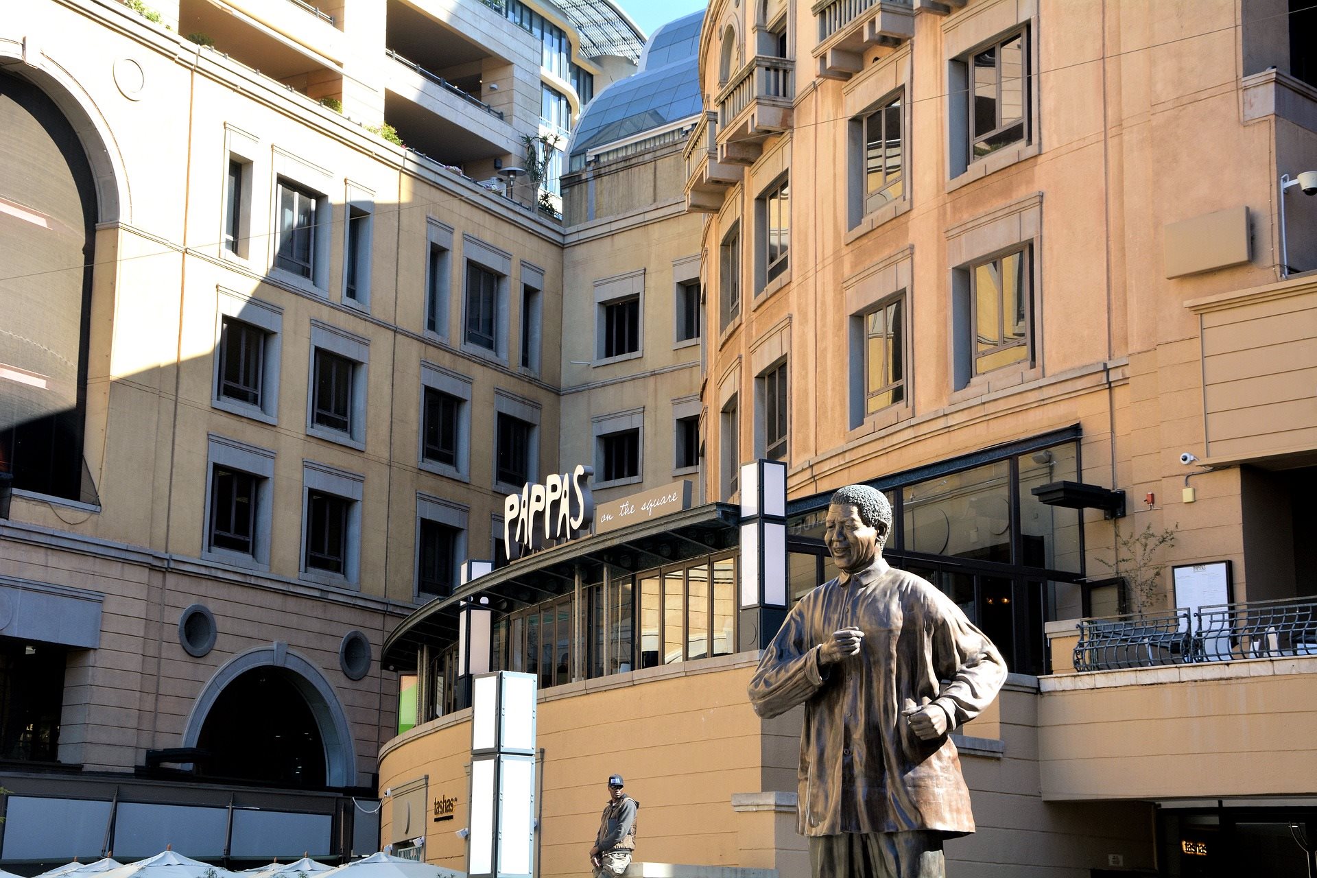 Trek_Package 3143 - nelson-mandela-statue-1597732 1920